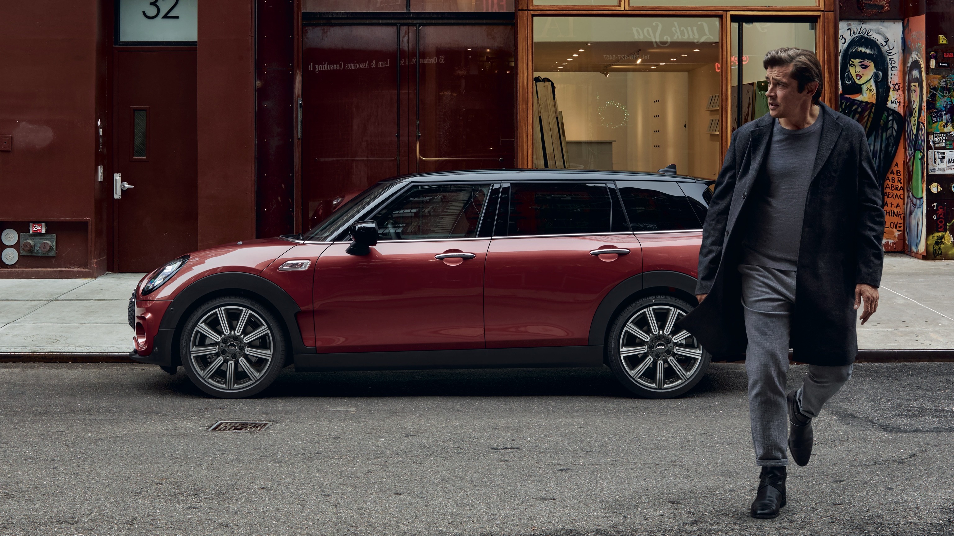 MINI Clubman – rouge et noir – vue latérale